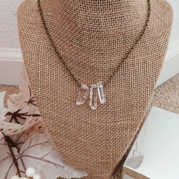 Urban Outfitters Jewelry - Antique looking Crystal necklace Raw quartz